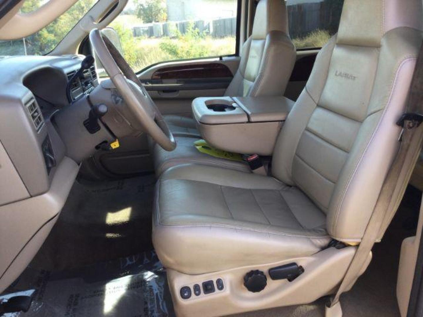 2004 Oxford White/Arizona Beige Metallic /Castano Leather Interior Ford F-250 SD Lariat Crew Cab 4WD (1FTNW21P54E) with an 6.0L V8 OHV 32V TURBO DIESEL engine, 5-Speed Automatic transmission, located at 1801 Main Street, Lewiston, 83501, (208) 743-9371, 46.417065, -117.004799 - Photo#4