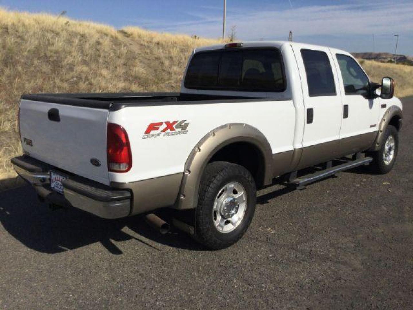 2004 Oxford White/Arizona Beige Metallic /Castano Leather Interior Ford F-250 SD Lariat Crew Cab 4WD (1FTNW21P54E) with an 6.0L V8 OHV 32V TURBO DIESEL engine, 5-Speed Automatic transmission, located at 1801 Main Street, Lewiston, 83501, (208) 743-9371, 46.417065, -117.004799 - Photo#7