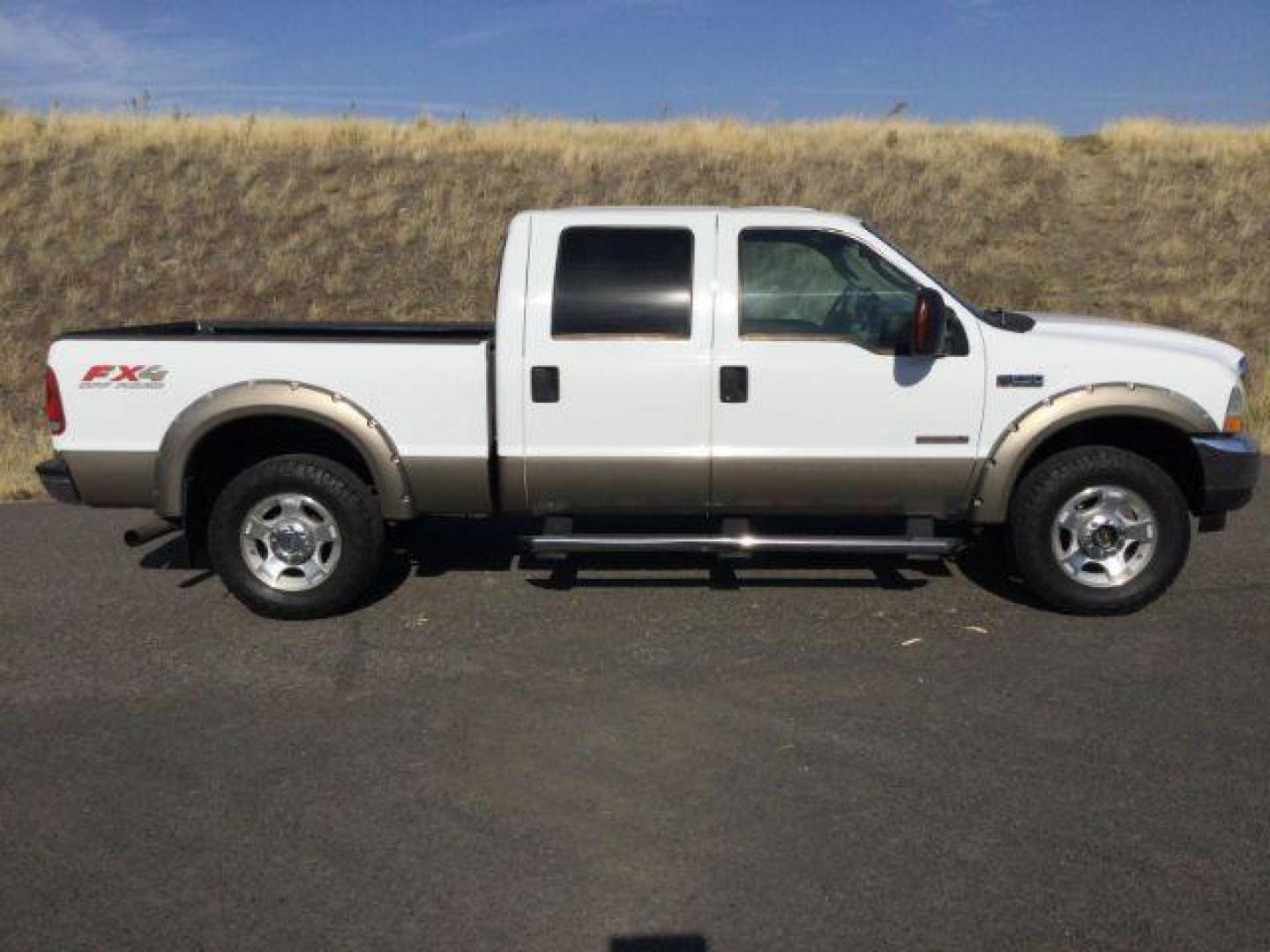 2004 Oxford White/Arizona Beige Metallic /Castano Leather Interior Ford F-250 SD Lariat Crew Cab 4WD (1FTNW21P54E) with an 6.0L V8 OHV 32V TURBO DIESEL engine, 5-Speed Automatic transmission, located at 1801 Main Street, Lewiston, 83501, (208) 743-9371, 46.417065, -117.004799 - Photo#8