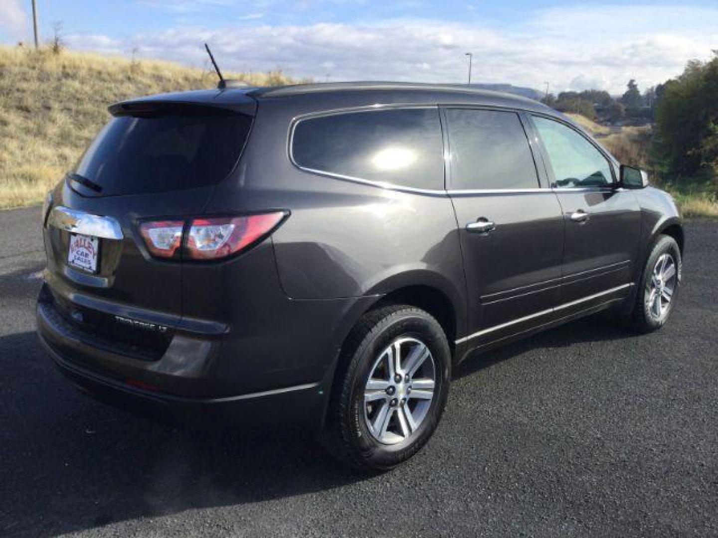 2016 GRAY /Dark Titanium / Light Titanium, leather Chevrolet Traverse 2LT AWD (1GNKVHKD1GJ) with an 3.6L V6 DOHC 24V engine, 6-Speed Automatic transmission, located at 1801 Main Street, Lewiston, 83501, (208) 743-9371, 46.417065, -117.004799 - Photo#11