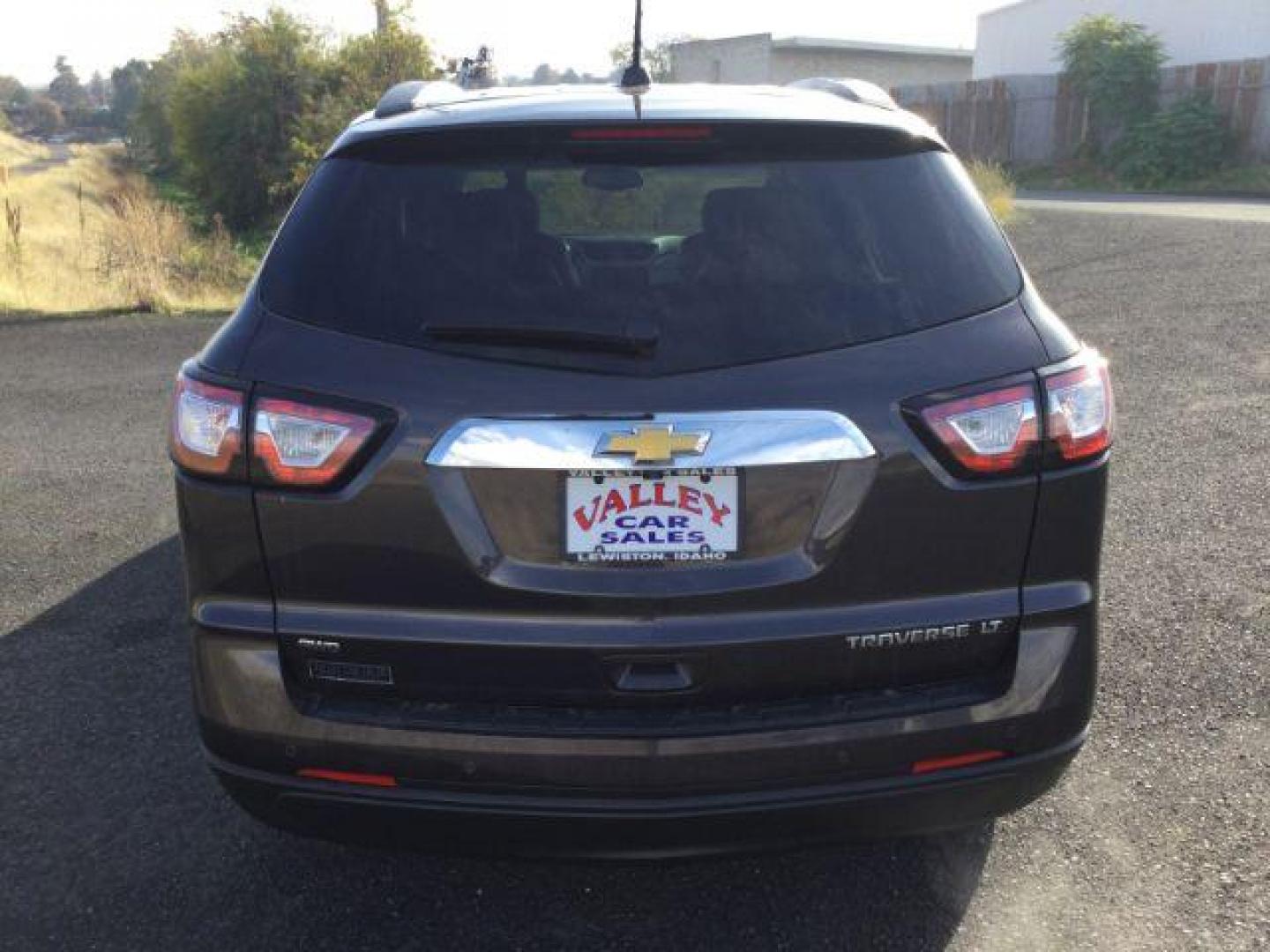 2016 GRAY /Dark Titanium / Light Titanium, leather Chevrolet Traverse 2LT AWD (1GNKVHKD1GJ) with an 3.6L V6 DOHC 24V engine, 6-Speed Automatic transmission, located at 1801 Main Street, Lewiston, 83501, (208) 743-9371, 46.417065, -117.004799 - Photo#17