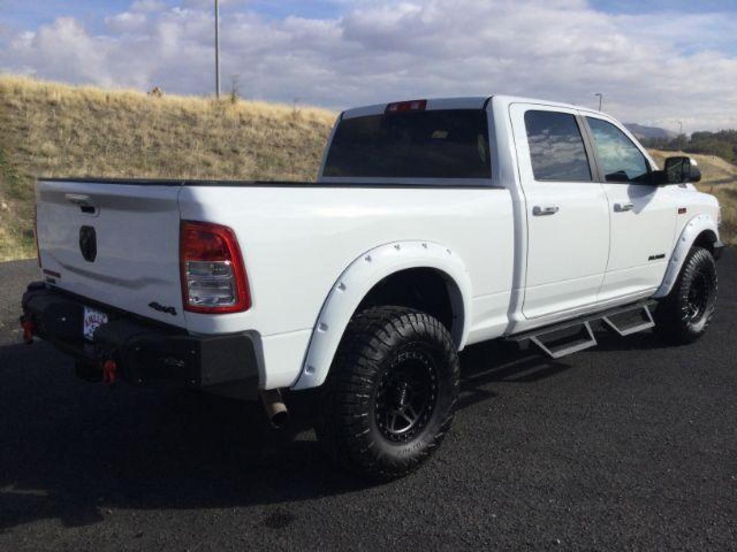 2019 Bright White Clear Coat /Black/Gray Cloth RAM 2500 Tradesman Crew Cab SWB 4WD (3C6UR5DJ9KG) with an 6.4L V8 engine, 8 Speed Automatic transmission, located at 1801 Main Street, Lewiston, 83501, (208) 743-9371, 46.417065, -117.004799 - Photo#9