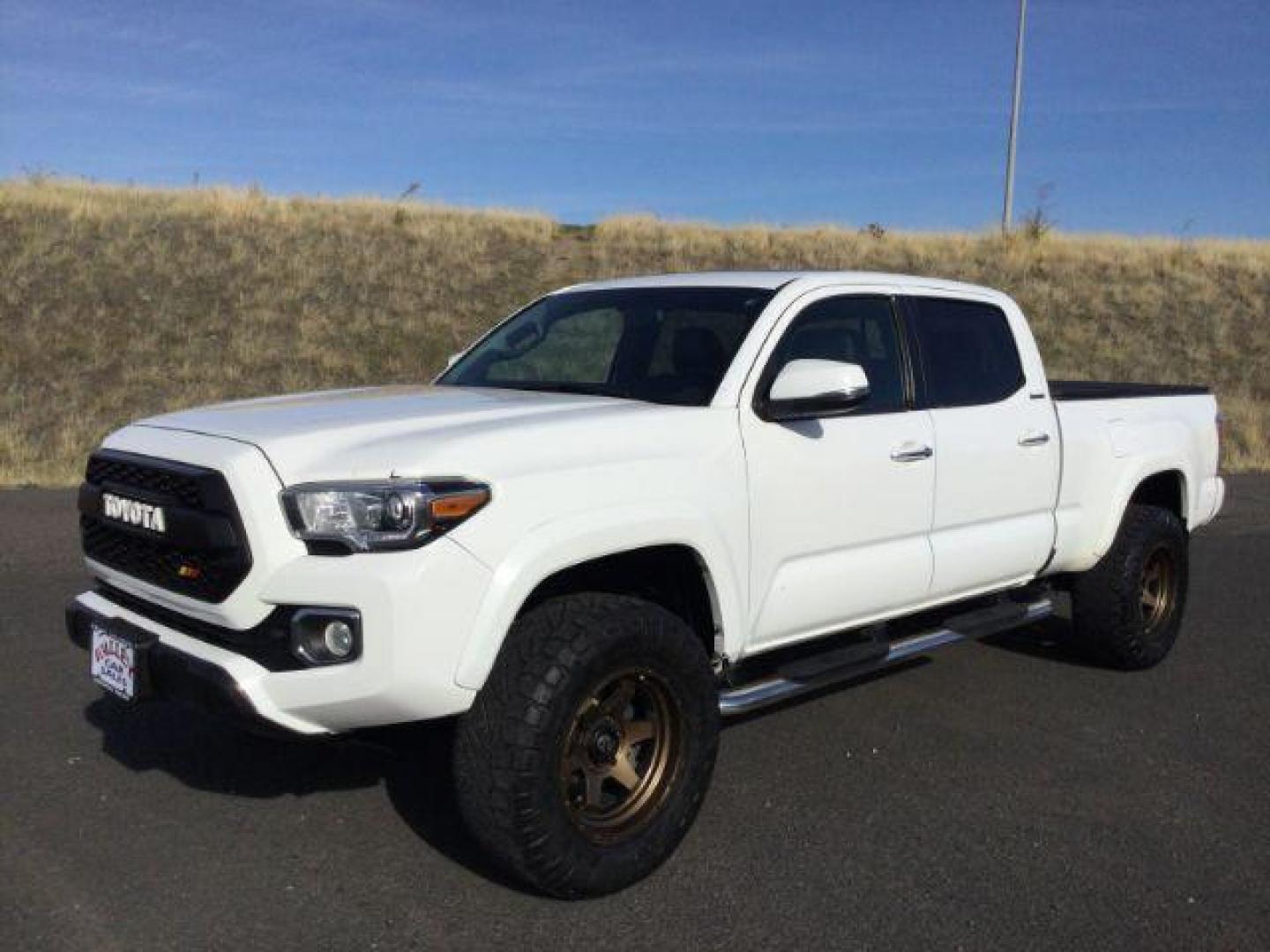 2016 Super White /Hickory, leather Toyota Tacoma Limited Double Cab Super Long Bed V6 5AT 4WD (5TFHZ5BN2GX) with an 3.5L V6 DOHC 24V engine, 6-Speed Automatic transmission, located at 1801 Main Street, Lewiston, 83501, (208) 743-9371, 46.417065, -117.004799 - Photo#0