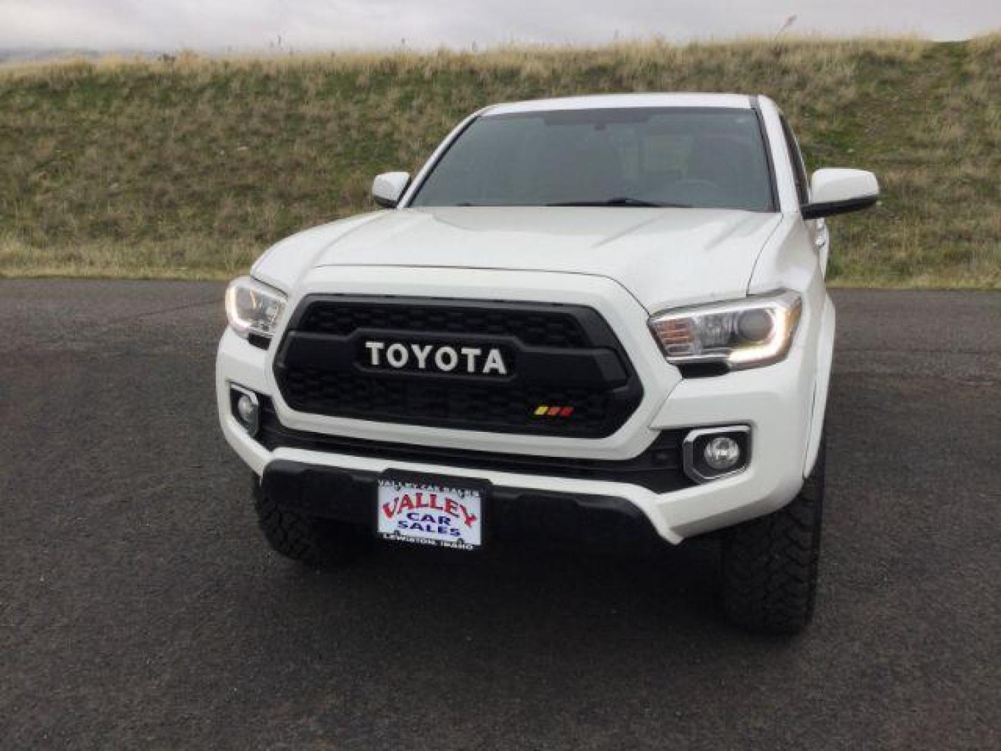 2016 Super White /Hickory, leather Toyota Tacoma Limited Double Cab Super Long Bed V6 5AT 4WD (5TFHZ5BN2GX) with an 3.5L V6 DOHC 24V engine, 6-Speed Automatic transmission, located at 1801 Main Street, Lewiston, 83501, (208) 743-9371, 46.417065, -117.004799 - Photo#2