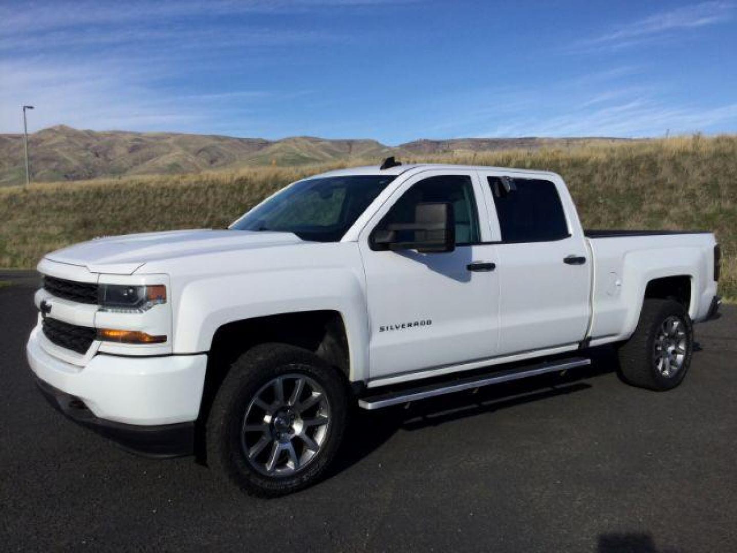 2018 Summit White /gray cloth Chevrolet Silverado 1500 Custom Crew Cab 4WD (3GCUKPEC9JG) with an 5.3L V8 OHV 16V engine, 6-Speed Automatic transmission, located at 1801 Main Street, Lewiston, 83501, (208) 743-9371, 46.417065, -117.004799 - Photo#0