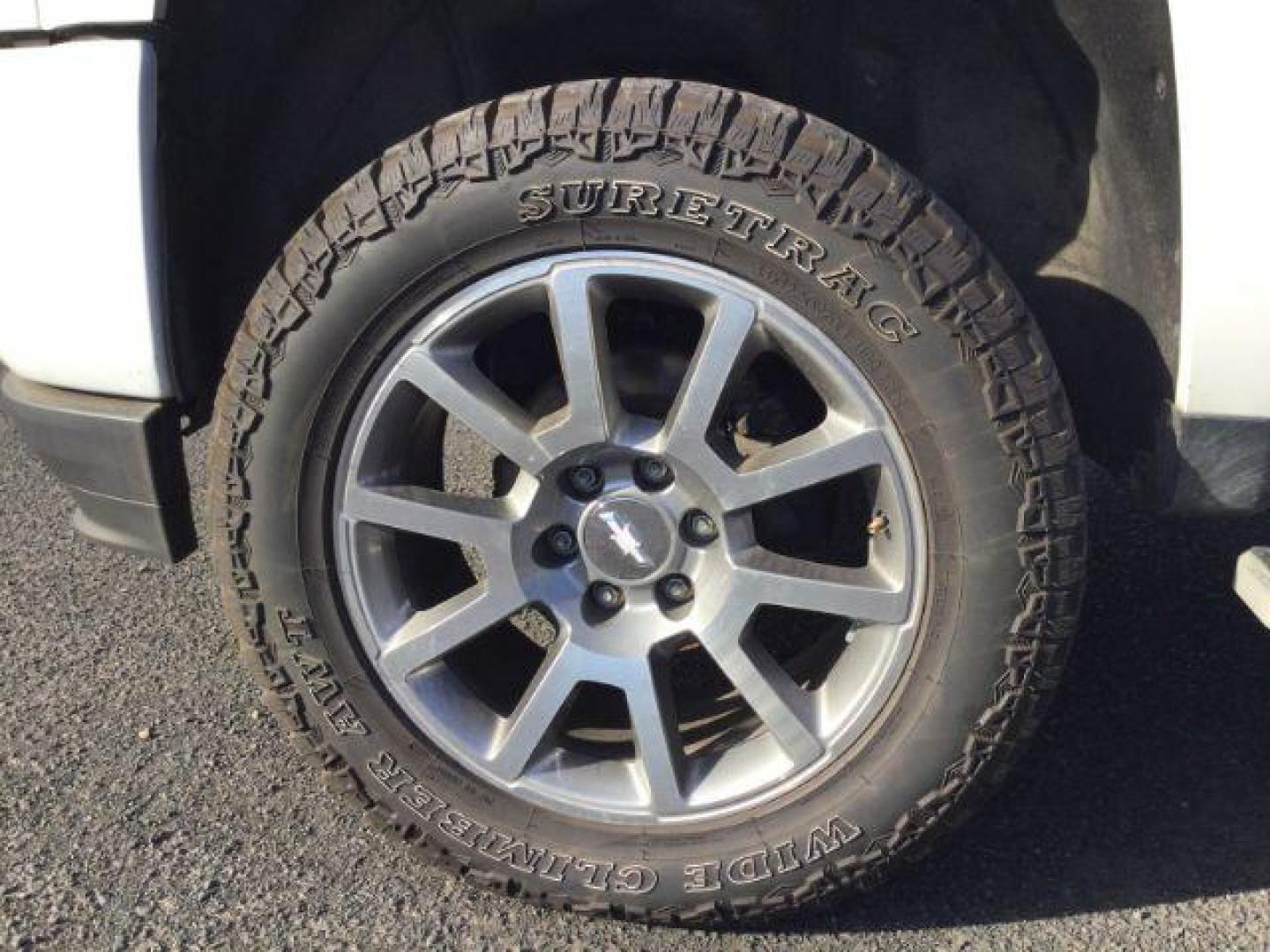 2018 Summit White /gray cloth Chevrolet Silverado 1500 Custom Crew Cab 4WD (3GCUKPEC9JG) with an 5.3L V8 OHV 16V engine, 6-Speed Automatic transmission, located at 1801 Main Street, Lewiston, 83501, (208) 743-9371, 46.417065, -117.004799 - Photo#9