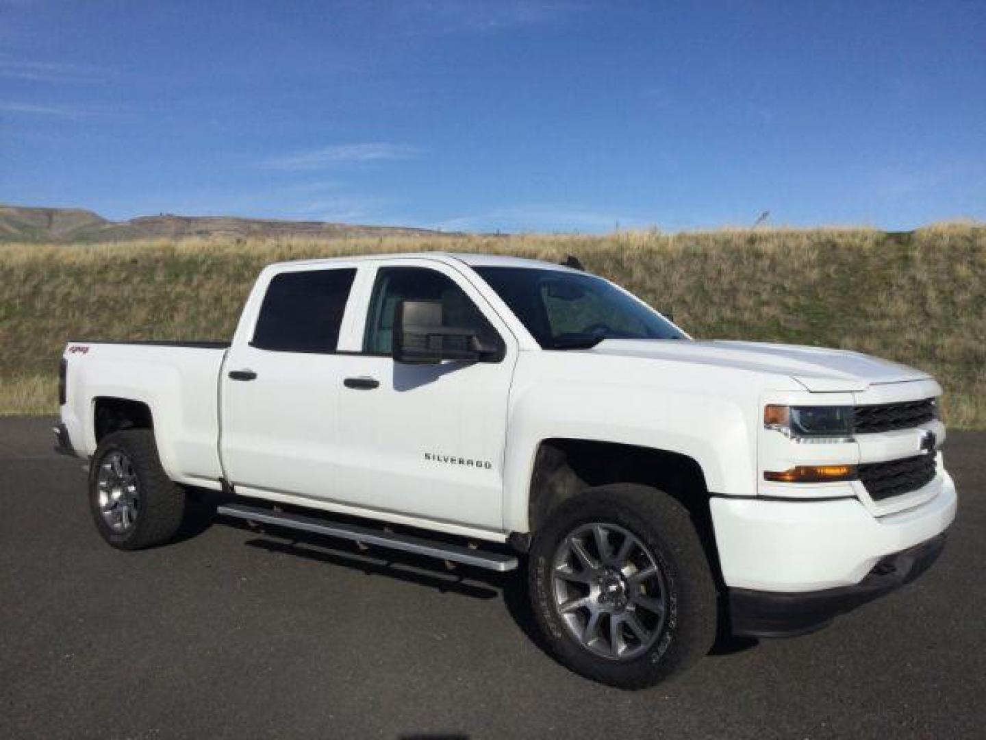 2018 Summit White /gray cloth Chevrolet Silverado 1500 Custom Crew Cab 4WD (3GCUKPEC9JG) with an 5.3L V8 OHV 16V engine, 6-Speed Automatic transmission, located at 1801 Main Street, Lewiston, 83501, (208) 743-9371, 46.417065, -117.004799 - Photo#11