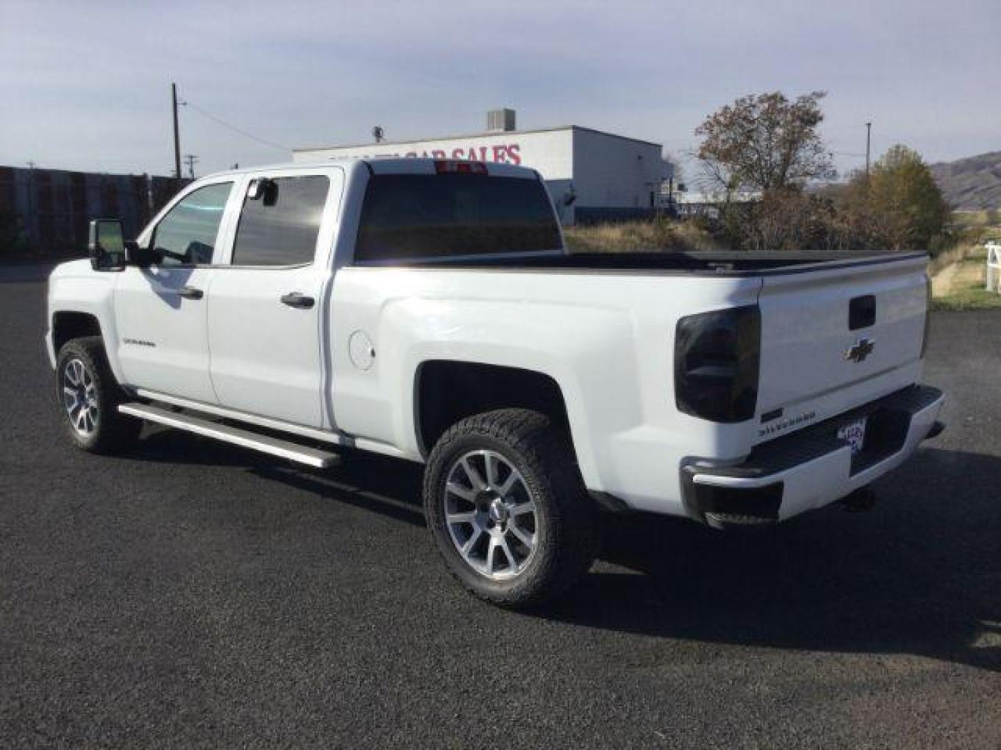 2018 Summit White /gray cloth Chevrolet Silverado 1500 Custom Crew Cab 4WD (3GCUKPEC9JG) with an 5.3L V8 OHV 16V engine, 6-Speed Automatic transmission, located at 1801 Main Street, Lewiston, 83501, (208) 743-9371, 46.417065, -117.004799 - Photo#2