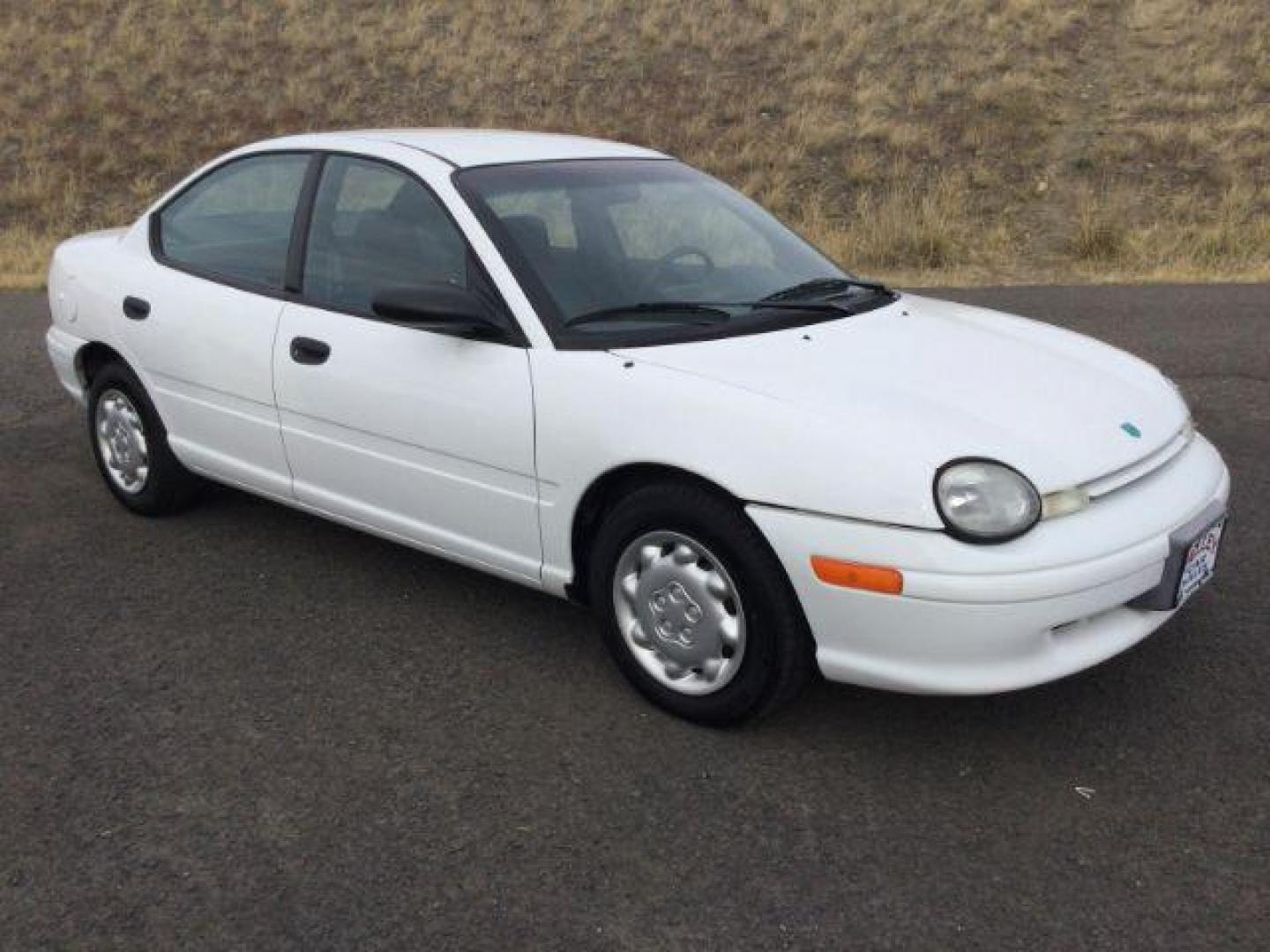 1997 White /Dark Gray Cloth Dodge Neon Sedan (1B3ES27C7VD) with an 2.0L L4 SOHC 16V engine, 3-Speed Automatic transmission, located at 1801 Main Street, Lewiston, 83501, (208) 743-9371, 46.417065, -117.004799 - Photo#9