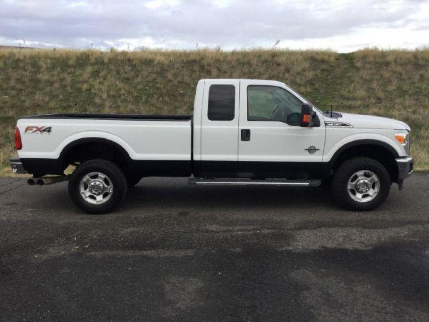 2015 Oxford White /Steel Ford F-350 SD XLT SuperCab 4WD (1FT8X3BT2FE) with an 6.7L V8 OHV 16V DIESEL engine, 6-Speed Automatic transmission, located at 1801 Main Street, Lewiston, 83501, (208) 743-9371, 46.417065, -117.004799 - Photo#11