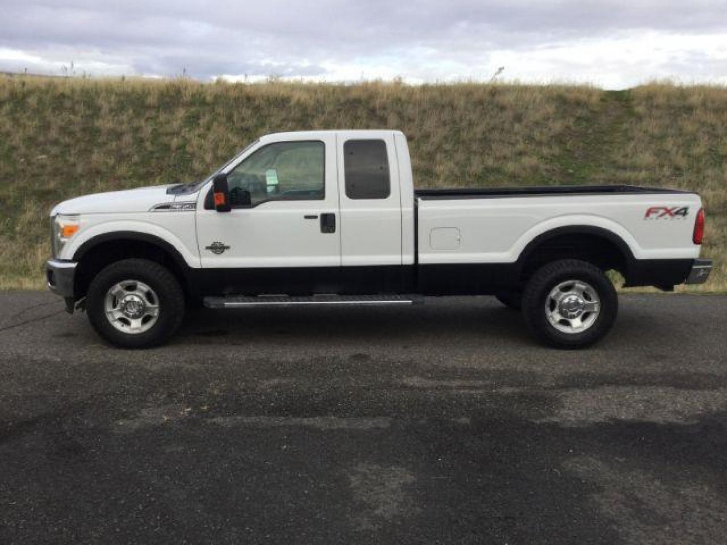 2015 Oxford White /Steel Ford F-350 SD XLT SuperCab 4WD (1FT8X3BT2FE) with an 6.7L V8 OHV 16V DIESEL engine, 6-Speed Automatic transmission, located at 1801 Main Street, Lewiston, 83501, (208) 743-9371, 46.417065, -117.004799 - Photo#1