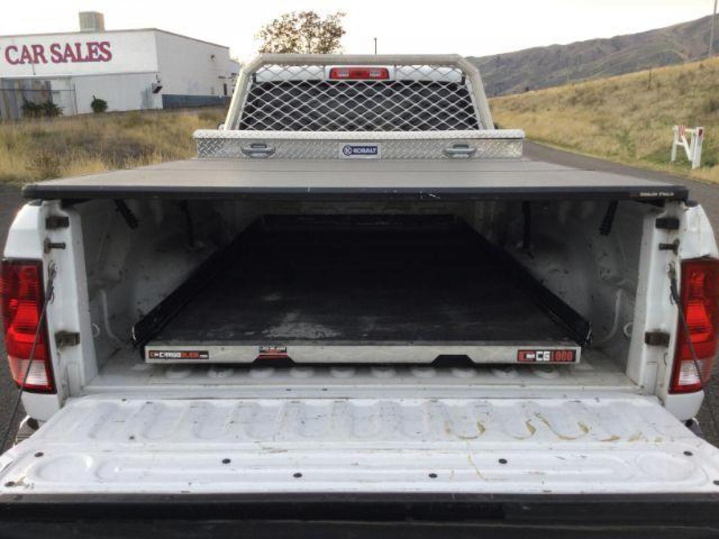 2014 Bright White Clearcoat /Diesel Gray/Black RAM 3500 ST Crew Cab LWB 4WD (3C63R3GL4EG) with an 6.7L L6 OHV 24V TURBO DIESEL engine, 6-Speed Automatic transmission, located at 1801 Main Street, Lewiston, 83501, (208) 743-9371, 46.417065, -117.004799 - Photo#9