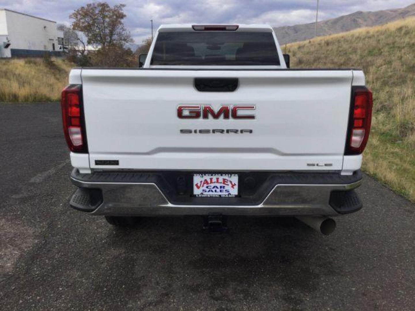 2022 Summit White /Jet Black GMC Sierra 3500HD SLE Crew Cab Long Box 4WD (1GT49TEY1NF) with an 6.6L V8 OHV 16V TURBO DIESEL engine, 6-Speed Automatic transmission, located at 1801 Main Street, Lewiston, 83501, (208) 743-9371, 46.417065, -117.004799 - Photo#12