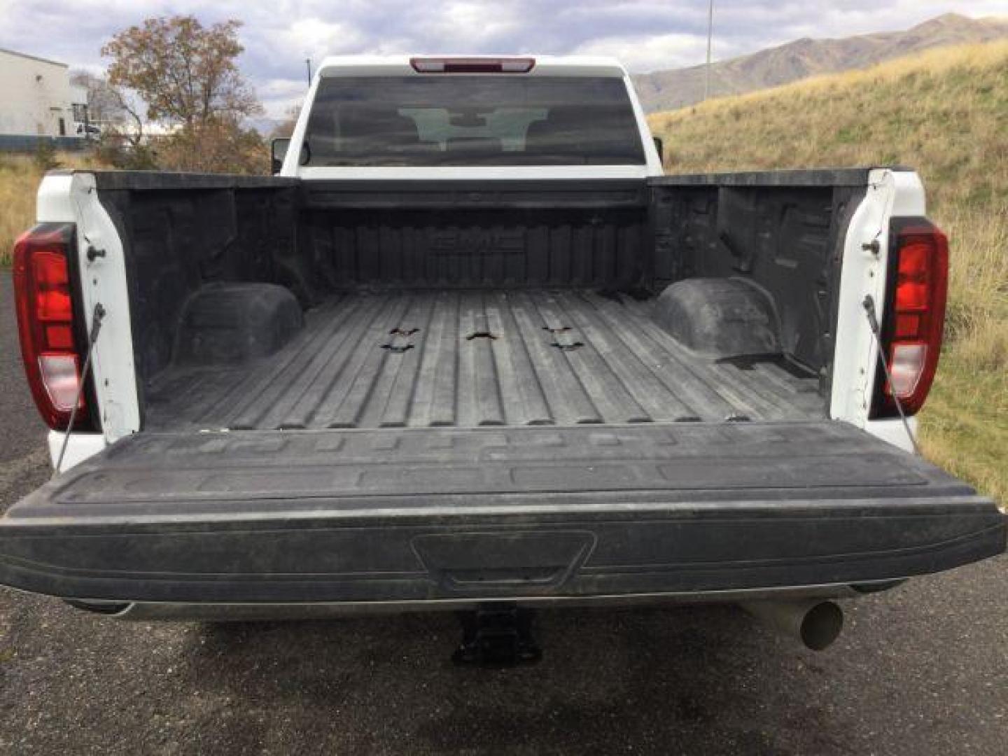 2022 Summit White /Jet Black GMC Sierra 3500HD SLE Crew Cab Long Box 4WD (1GT49TEY1NF) with an 6.6L V8 OHV 16V TURBO DIESEL engine, 6-Speed Automatic transmission, located at 1801 Main Street, Lewiston, 83501, (208) 743-9371, 46.417065, -117.004799 - Photo#13