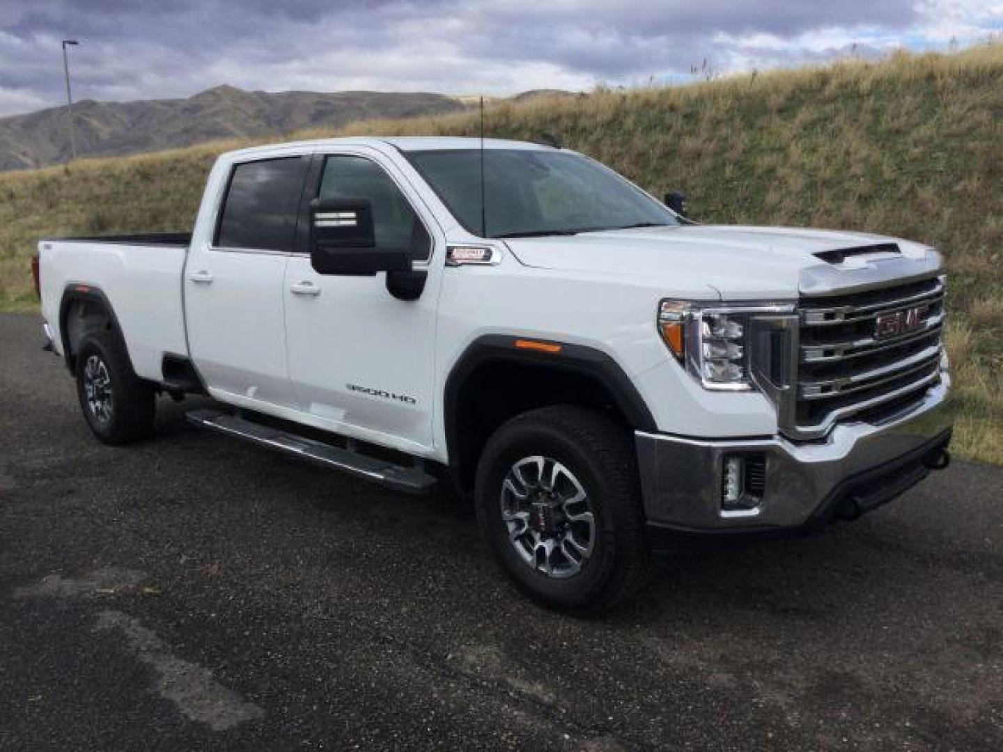 2022 Summit White /Jet Black GMC Sierra 3500HD SLE Crew Cab Long Box 4WD (1GT49TEY1NF) with an 6.6L V8 OHV 16V TURBO DIESEL engine, 6-Speed Automatic transmission, located at 1801 Main Street, Lewiston, 83501, (208) 743-9371, 46.417065, -117.004799 - Photo#17