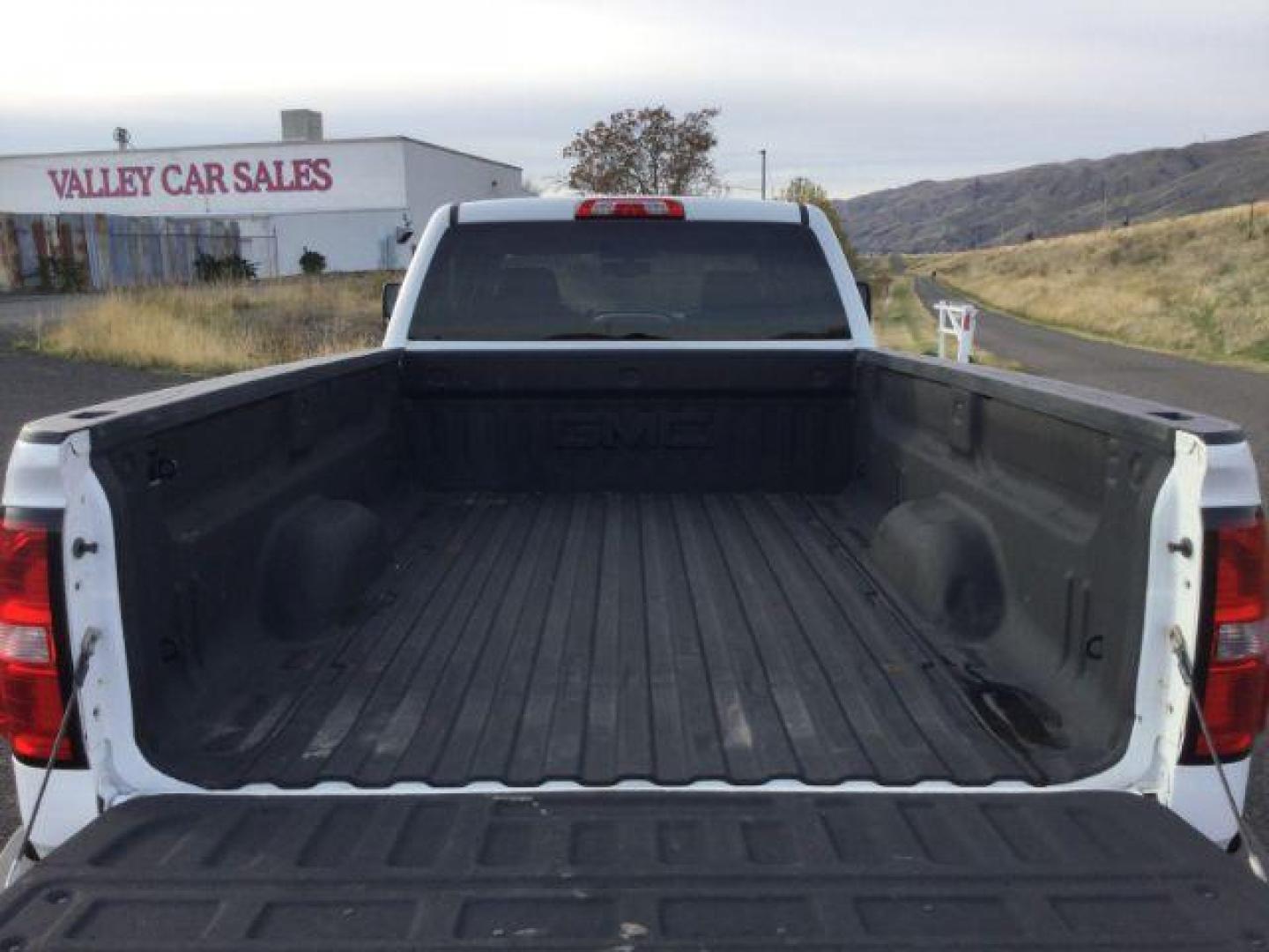 2016 Summit White /Jet Black, cloth GMC Sierra 2500HD SLE Crew Cab 4WD (1GT12SEG5GF) with an 6.0L V8 OHV 16V FFV engine, 6-Speed Automatic transmission, located at 1801 Main Street, Lewiston, 83501, (208) 743-9371, 46.417065, -117.004799 - Photo#10