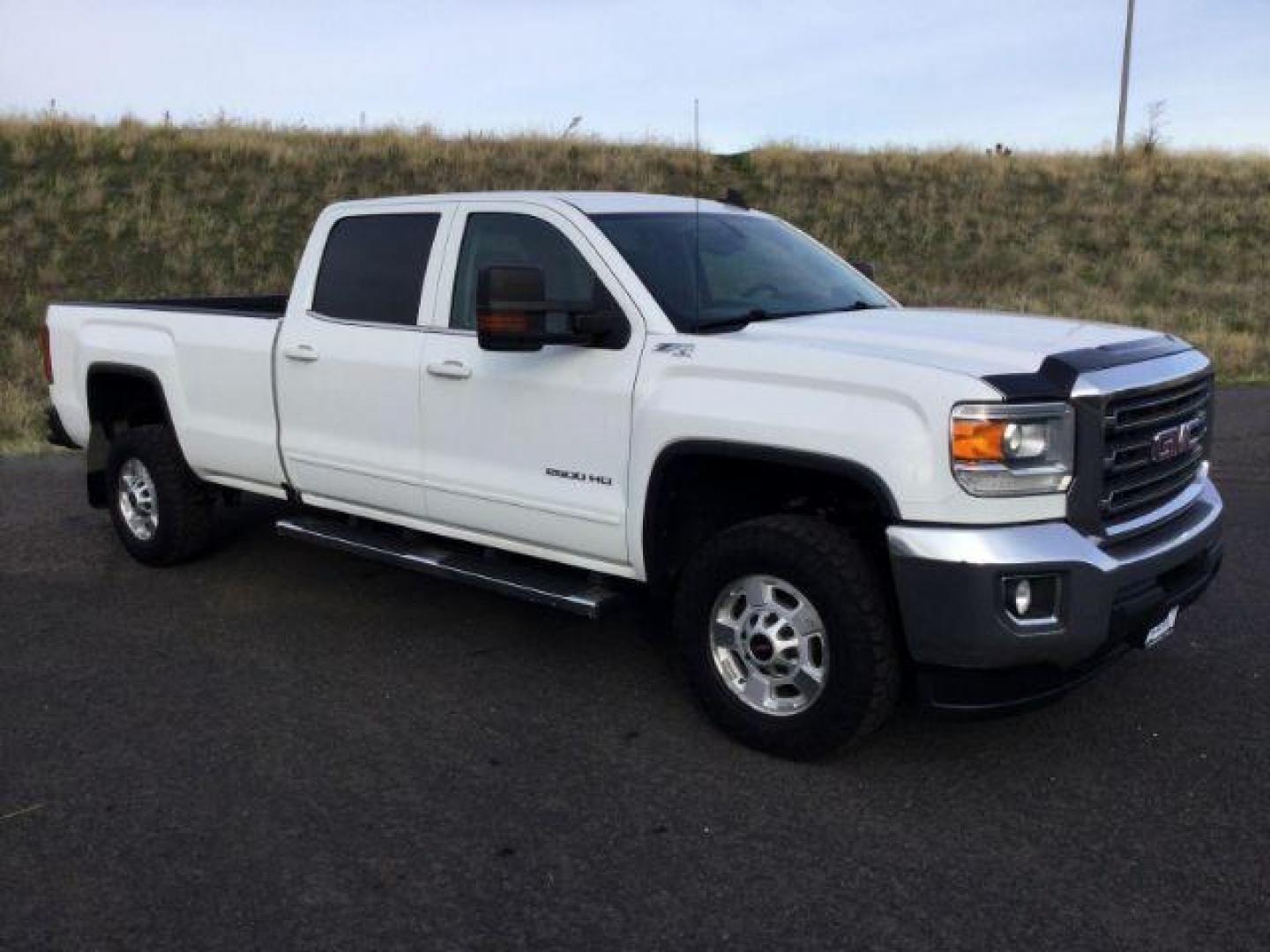 2016 Summit White /Jet Black, cloth GMC Sierra 2500HD SLE Crew Cab 4WD (1GT12SEG5GF) with an 6.0L V8 OHV 16V FFV engine, 6-Speed Automatic transmission, located at 1801 Main Street, Lewiston, 83501, (208) 743-9371, 46.417065, -117.004799 - Photo#11