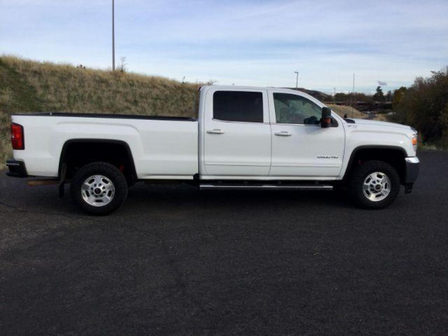 2016 Summit White /Jet Black, cloth GMC Sierra 2500HD SLE Crew Cab 4WD (1GT12SEG5GF) with an 6.0L V8 OHV 16V FFV engine, 6-Speed Automatic transmission, located at 1801 Main Street, Lewiston, 83501, (208) 743-9371, 46.417065, -117.004799 - Photo#12