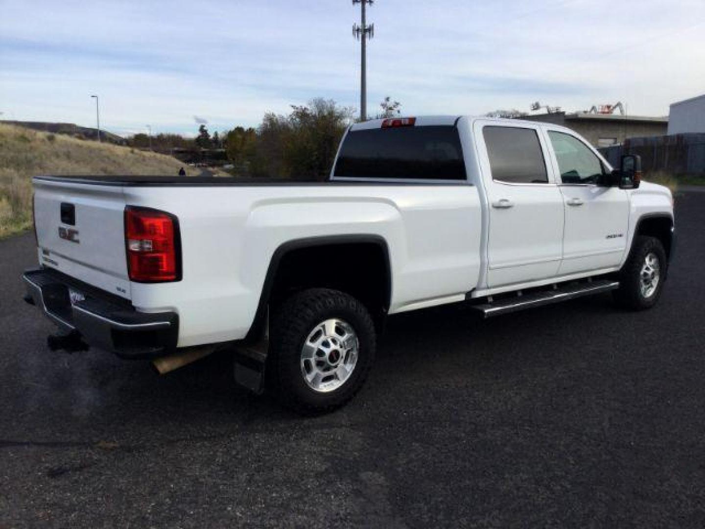 2016 Summit White /Jet Black, cloth GMC Sierra 2500HD SLE Crew Cab 4WD (1GT12SEG5GF) with an 6.0L V8 OHV 16V FFV engine, 6-Speed Automatic transmission, located at 1801 Main Street, Lewiston, 83501, (208) 743-9371, 46.417065, -117.004799 - Photo#13