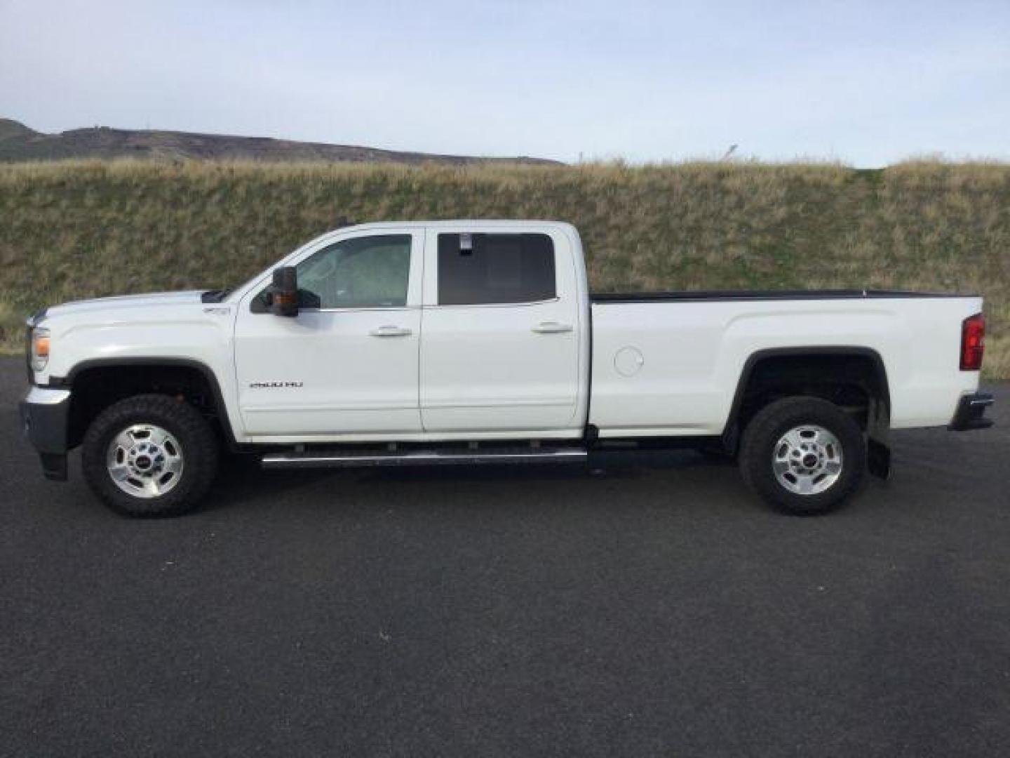 2016 Summit White /Jet Black, cloth GMC Sierra 2500HD SLE Crew Cab 4WD (1GT12SEG5GF) with an 6.0L V8 OHV 16V FFV engine, 6-Speed Automatic transmission, located at 1801 Main Street, Lewiston, 83501, (208) 743-9371, 46.417065, -117.004799 - Photo#1