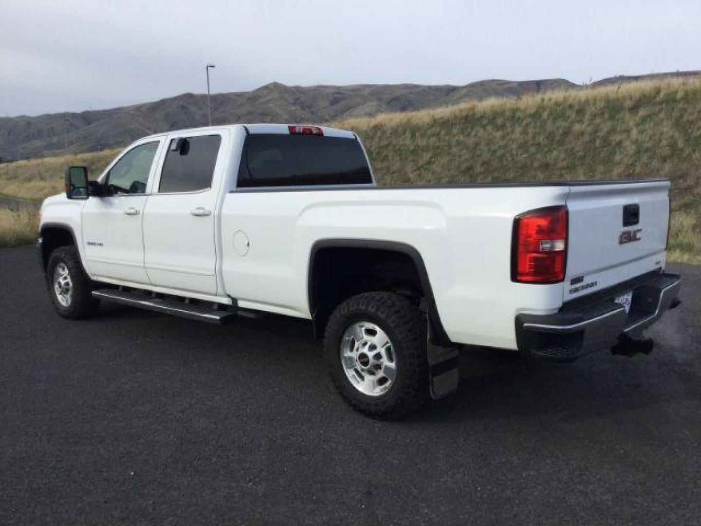 2016 Summit White /Jet Black, cloth GMC Sierra 2500HD SLE Crew Cab 4WD (1GT12SEG5GF) with an 6.0L V8 OHV 16V FFV engine, 6-Speed Automatic transmission, located at 1801 Main Street, Lewiston, 83501, (208) 743-9371, 46.417065, -117.004799 - Photo#2