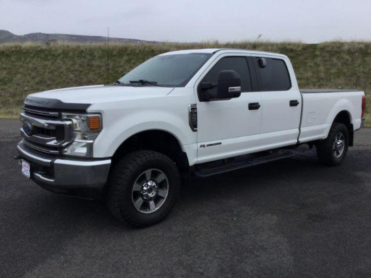 2020 Oxford White /Medium Earth Gray, cloth Ford F-350 SD STX Crew Cab Long Bed 4WD (1FT8W3BT9LE) with an 6.7L V8 OHV 16V DIESEL engine, 10-speed automatic transmission, located at 1801 Main Street, Lewiston, 83501, (208) 743-9371, 46.417065, -117.004799 - Photo#0