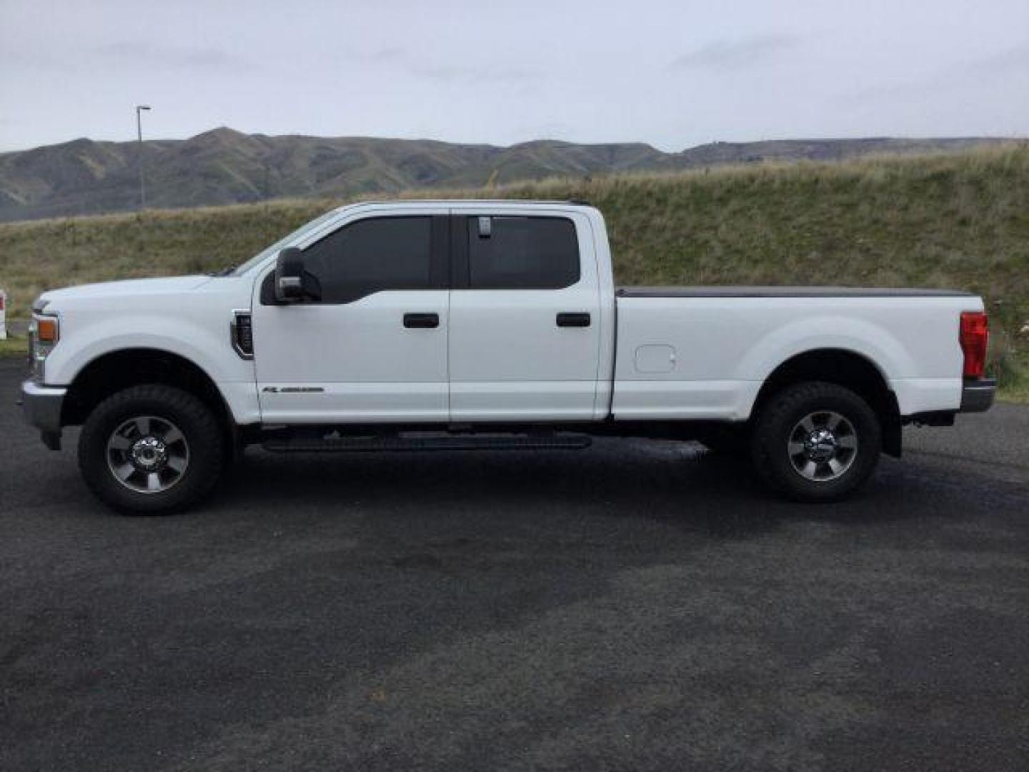 2020 Oxford White /Medium Earth Gray, cloth Ford F-350 SD STX Crew Cab Long Bed 4WD (1FT8W3BT9LE) with an 6.7L V8 OHV 16V DIESEL engine, 10-speed automatic transmission, located at 1801 Main Street, Lewiston, 83501, (208) 743-9371, 46.417065, -117.004799 - Photo#1