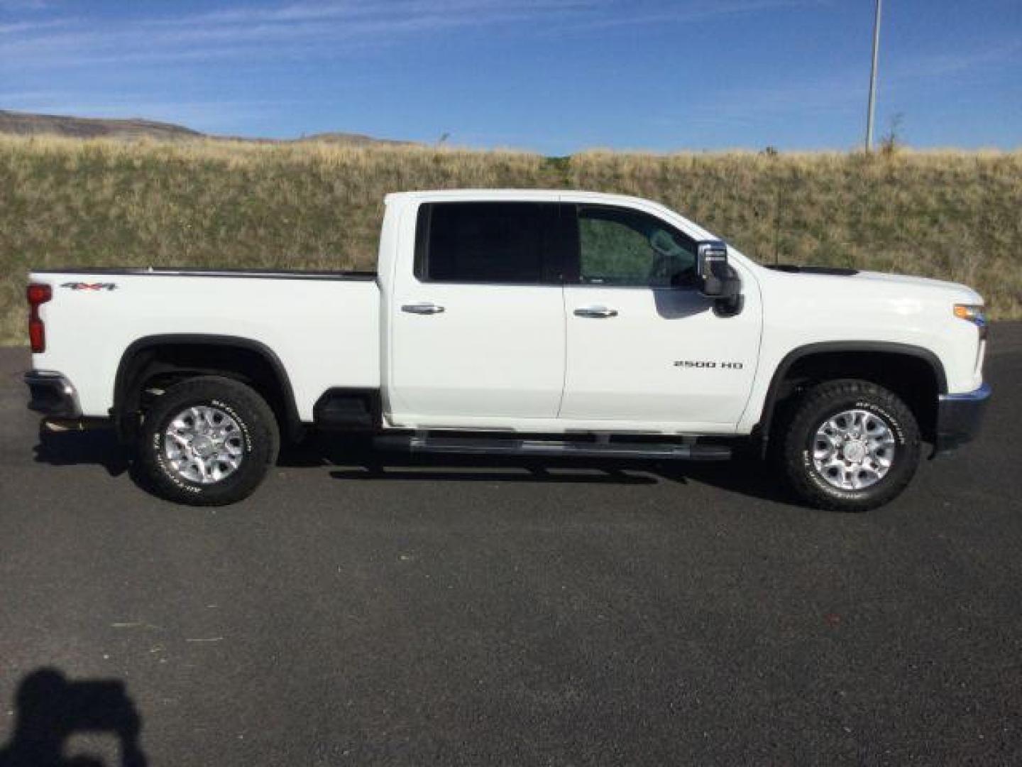 2020 Summit White Chevrolet Silverado 2500HD LTZ Crew Cab Short Box 4WD (1GC4YPE77LF) with an 6.6L V8 OHV 16V engine, 6-Speed Automatic transmission, located at 1801 Main Street, Lewiston, 83501, (208) 743-9371, 46.417065, -117.004799 - Photo#7