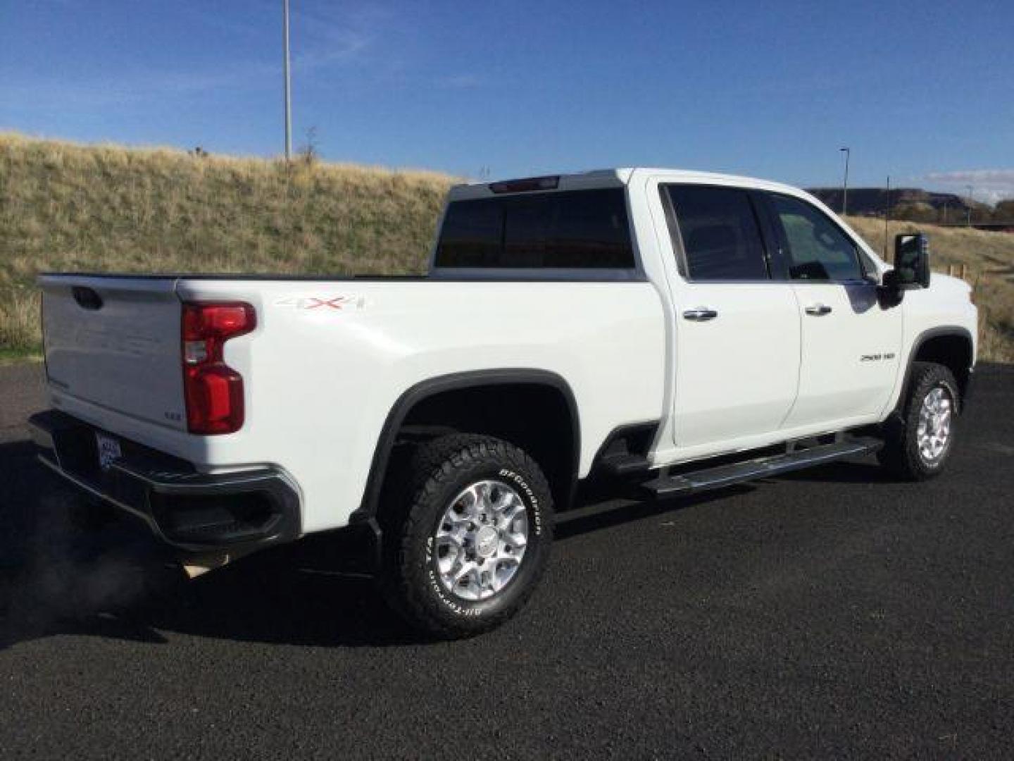 2020 Summit White Chevrolet Silverado 2500HD LTZ Crew Cab Short Box 4WD (1GC4YPE77LF) with an 6.6L V8 OHV 16V engine, 6-Speed Automatic transmission, located at 1801 Main Street, Lewiston, 83501, (208) 743-9371, 46.417065, -117.004799 - Photo#8