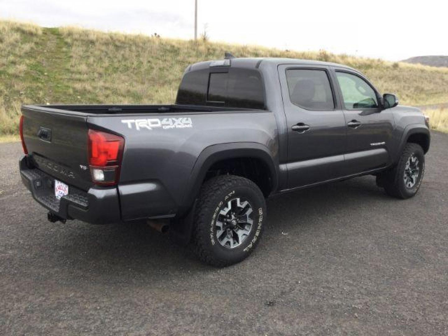 2018 Magnetic Gray Metallic /DARK GRAY CLOTH Toyota Tacoma TRD OFF ROAD DOUBLE CAB 4WD (5TFCZ5ANXJX) with an 3.5L V6 DOHC 24V engine, 6-Speed Automatic transmission, located at 1801 Main Street, Lewiston, 83501, (208) 743-9371, 46.417065, -117.004799 - Photo#9