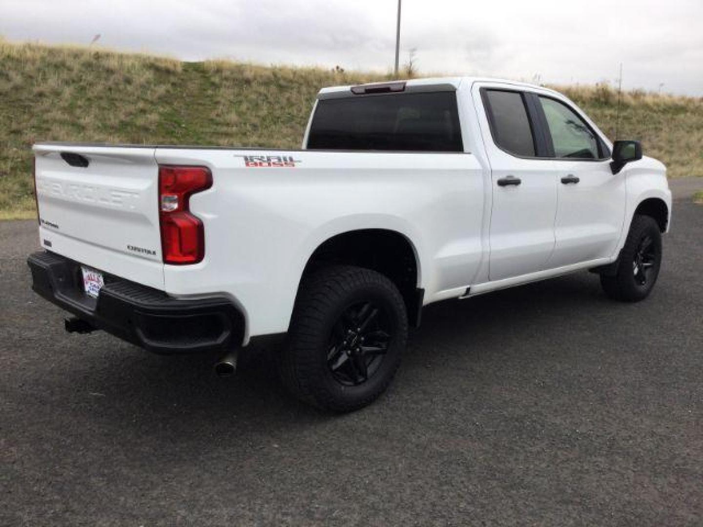 2019 Summit White /Jet Black, cloth Chevrolet Silverado 1500 Custom Trail Boss Double Cab 4WD (1GCRYCEH2KZ) with an 4.3L V6 engine, 6-Speed Automatic transmission, located at 1801 Main Street, Lewiston, 83501, (208) 743-9371, 46.417065, -117.004799 - Photo#10