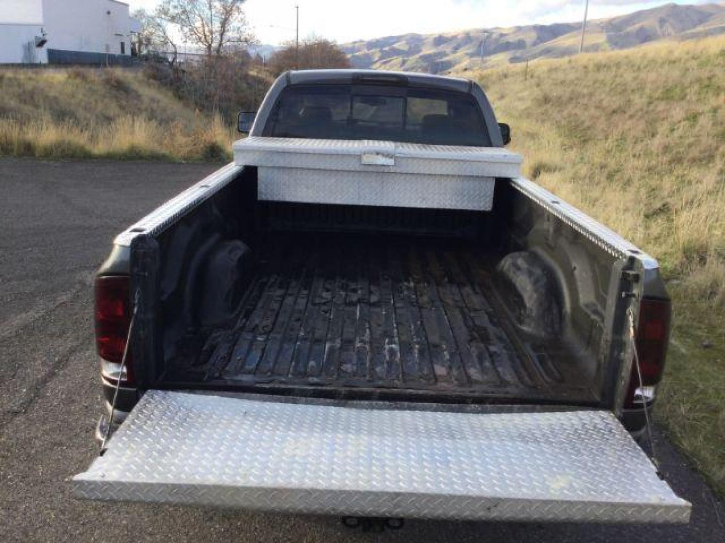 2004 Graphite Metallic/Bright Silver Metallic /Dark Slate Gray Leather Interior Dodge Ram 2500 Laramie Quad Cab Long Bed 4WD (3D7KU28C24G) with an 5.9L L6 OHV 24V TURBO DIESEL engine, 4-Speed Automatic transmission, located at 1801 Main Street, Lewiston, 83501, (208) 743-9371, 46.417065, -117.004799 - Photo#9