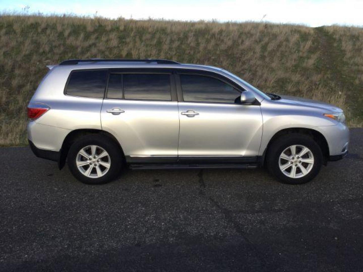 2013 Classic Silver Metallic /light gray leather Toyota Highlander SE (5TDBK3EH8DS) with an 3.5L V6 DOHC 24V engine, 5-Speed Automatic transmission, located at 1801 Main Street, Lewiston, 83501, (208) 743-9371, 46.417065, -117.004799 - Photo#11