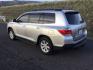 2013 Classic Silver Metallic /light gray leather Toyota Highlander SE (5TDBK3EH8DS) with an 3.5L V6 DOHC 24V engine, 5-Speed Automatic transmission, located at 1801 Main Street, Lewiston, 83501, (208) 743-9371, 46.417065, -117.004799 - Photo#2