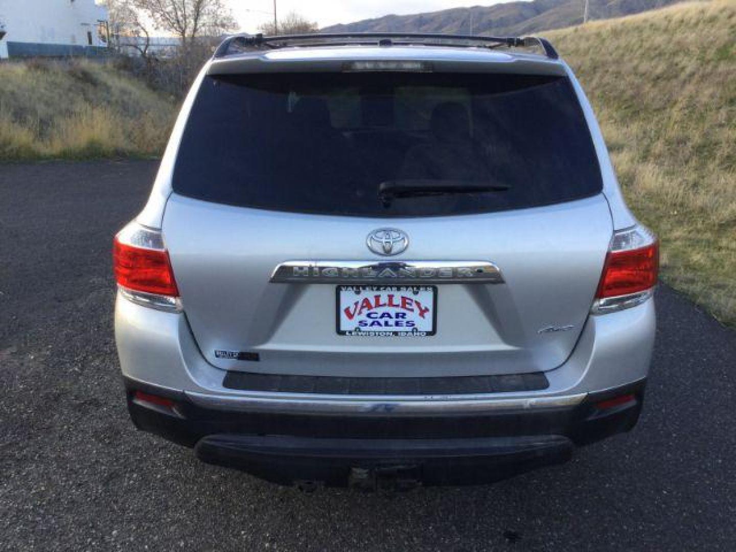 2013 Classic Silver Metallic /light gray leather Toyota Highlander SE (5TDBK3EH8DS) with an 3.5L V6 DOHC 24V engine, 5-Speed Automatic transmission, located at 1801 Main Street, Lewiston, 83501, (208) 743-9371, 46.417065, -117.004799 - Photo#3