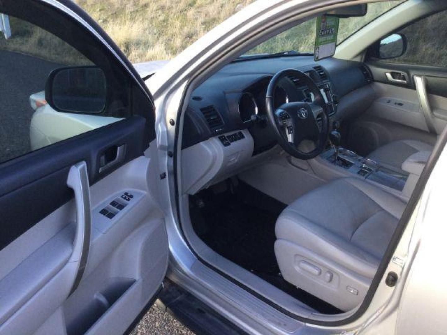 2013 Classic Silver Metallic /light gray leather Toyota Highlander SE (5TDBK3EH8DS) with an 3.5L V6 DOHC 24V engine, 5-Speed Automatic transmission, located at 1801 Main Street, Lewiston, 83501, (208) 743-9371, 46.417065, -117.004799 - Photo#4