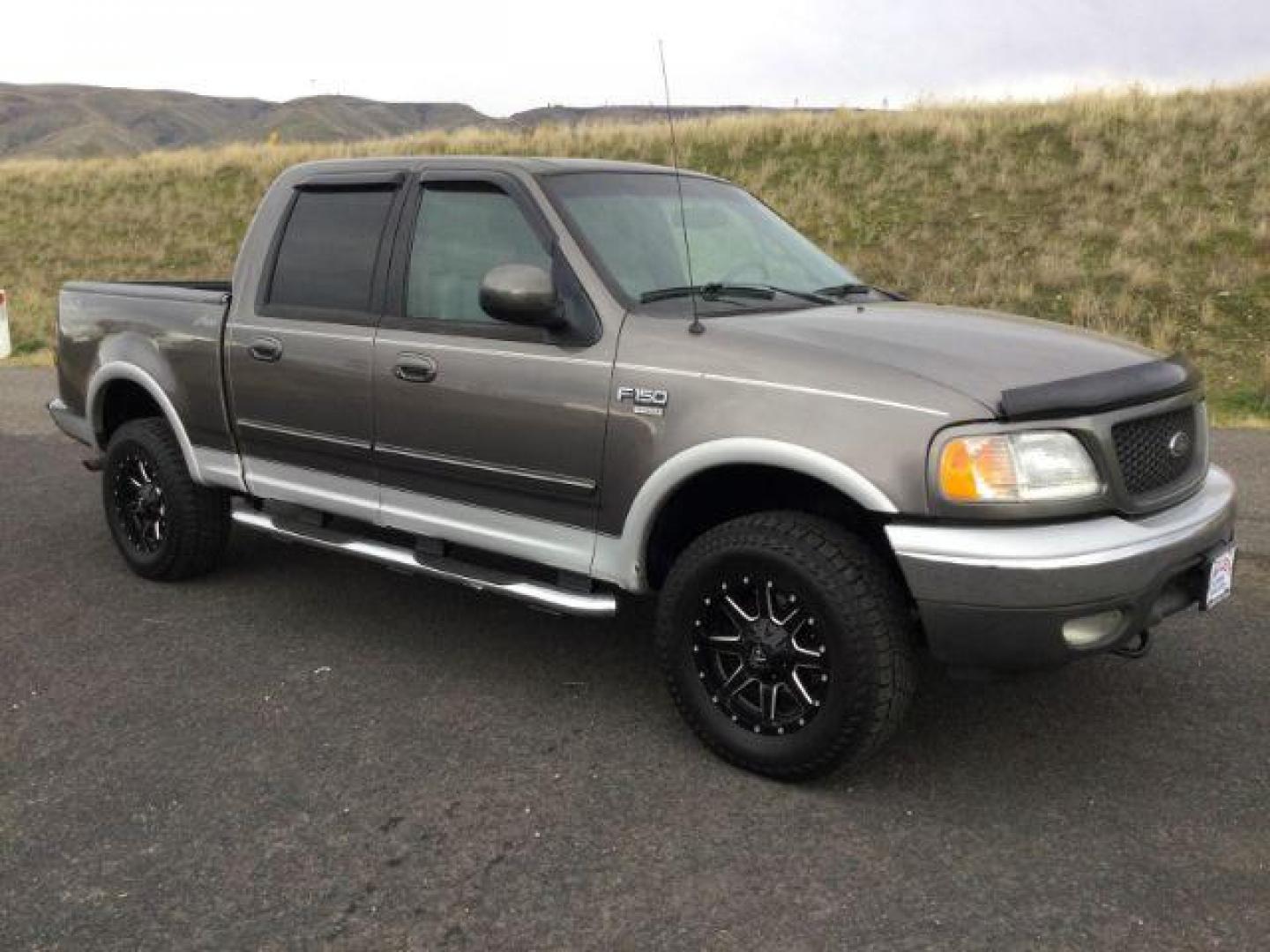 2002 Dark Shadow Gray Metallic/Silver Metallic /light gray leather Ford F-150 Lariat SuperCrew Short Bed 4WD (1FTRW08L32K) with an 5.4L V8 SOHC 16V engine, 4-Speed Automatic transmission, located at 1801 Main Street, Lewiston, 83501, (208) 743-9371, 46.417065, -117.004799 - Photo#17