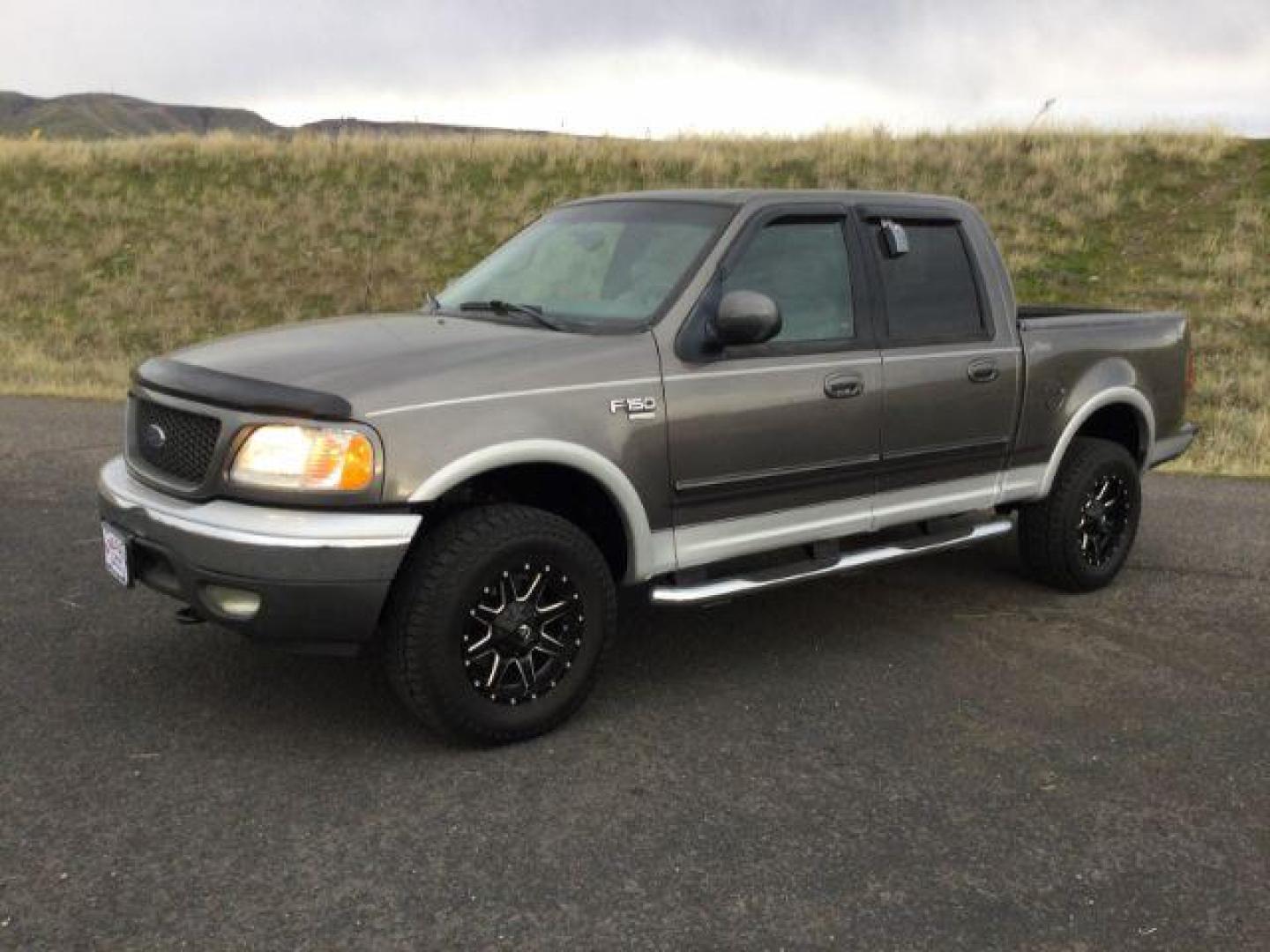 2002 Dark Shadow Gray Metallic/Silver Metallic /light gray leather Ford F-150 Lariat SuperCrew Short Bed 4WD (1FTRW08L32K) with an 5.4L V8 SOHC 16V engine, 4-Speed Automatic transmission, located at 1801 Main Street, Lewiston, 83501, (208) 743-9371, 46.417065, -117.004799 - Photo#20