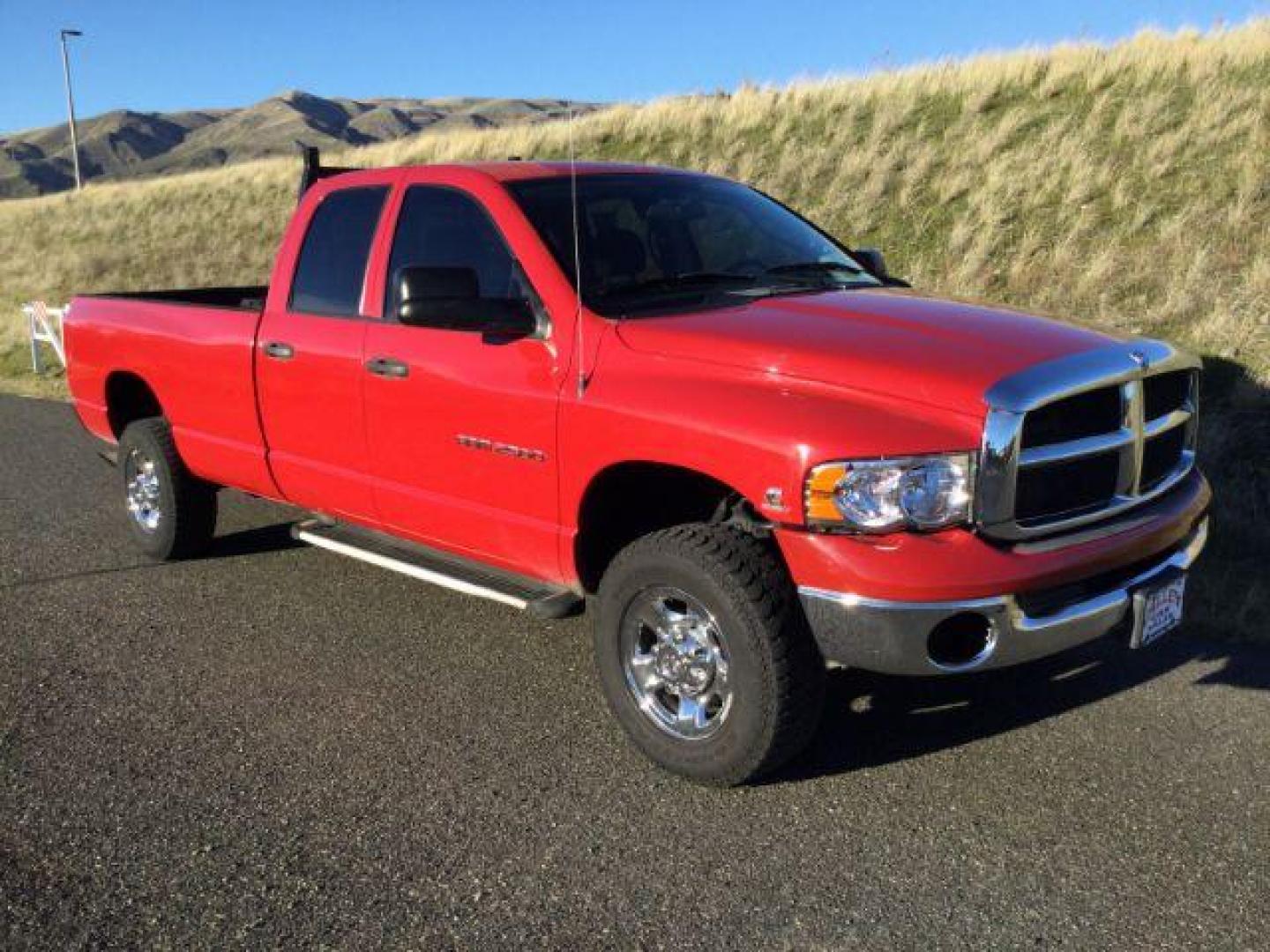 2004 Flame Red /Dark Slate Gray Cloth Interior Dodge Ram 2500 SLT Quad Cab Long Bed 4WD (3D7KU28C84G) with an 5.9L L6 OHV 24V TURBO DIESEL engine, 4-Speed Automatic transmission, located at 1801 Main Street, Lewiston, 83501, (208) 743-9371, 46.417065, -117.004799 - Photo#13