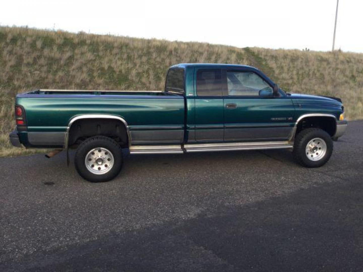 1999 Dodge Ram 2500 Quad Cab Long Bed 4WD (3B7KF23W2XG) with an 8.0L V10 OHV 20V engine, located at 1801 Main Street, Lewiston, 83501, (208) 743-9371, 46.417065, -117.004799 - Photo#13