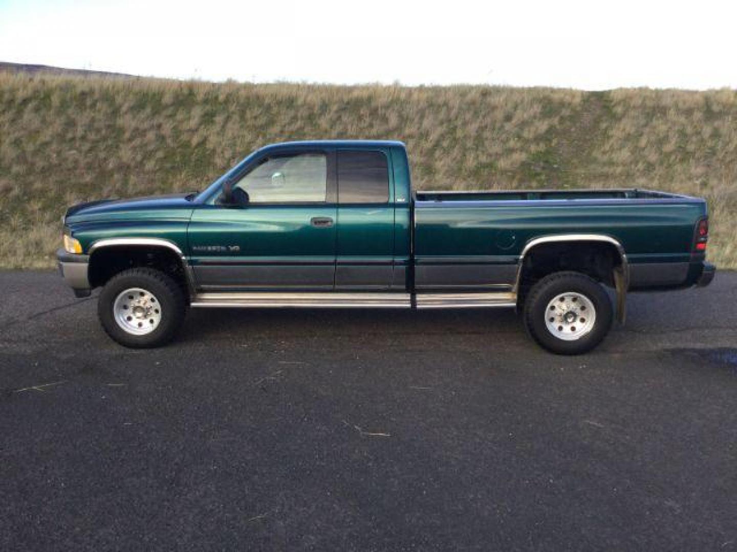 1999 Dodge Ram 2500 Quad Cab Long Bed 4WD (3B7KF23W2XG) with an 8.0L V10 OHV 20V engine, located at 1801 Main Street, Lewiston, 83501, (208) 743-9371, 46.417065, -117.004799 - Photo#27