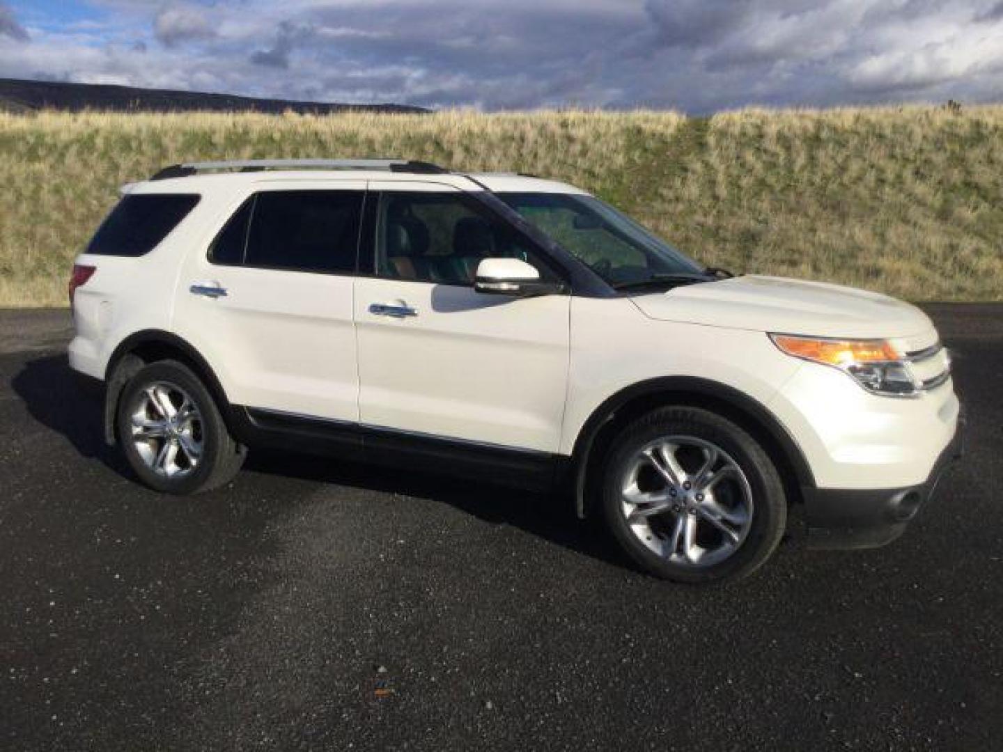 2013 White Platinum Tricoat Metallic Ford Explorer Limited 4WD (1FM5K8F88DG) with an 3.5L V6 DOHC 24V engine, 6-Speed Automatic transmission, located at 1801 Main Street, Lewiston, 83501, (208) 743-9371, 46.417065, -117.004799 - Photo#10