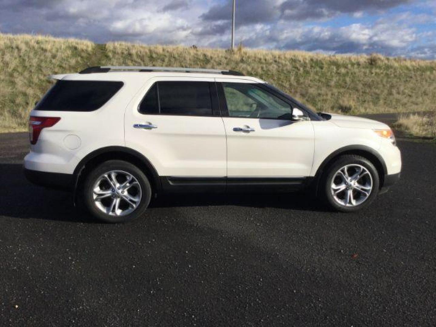 2013 White Platinum Tricoat Metallic Ford Explorer Limited 4WD (1FM5K8F88DG) with an 3.5L V6 DOHC 24V engine, 6-Speed Automatic transmission, located at 1801 Main Street, Lewiston, 83501, (208) 743-9371, 46.417065, -117.004799 - Photo#11