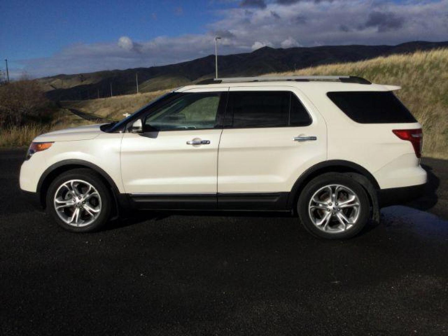 2013 White Platinum Tricoat Metallic Ford Explorer Limited 4WD (1FM5K8F88DG) with an 3.5L V6 DOHC 24V engine, 6-Speed Automatic transmission, located at 1801 Main Street, Lewiston, 83501, (208) 743-9371, 46.417065, -117.004799 - Photo#1