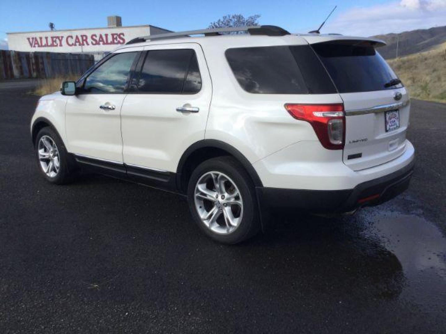 2013 White Platinum Tricoat Metallic Ford Explorer Limited 4WD (1FM5K8F88DG) with an 3.5L V6 DOHC 24V engine, 6-Speed Automatic transmission, located at 1801 Main Street, Lewiston, 83501, (208) 743-9371, 46.417065, -117.004799 - Photo#2