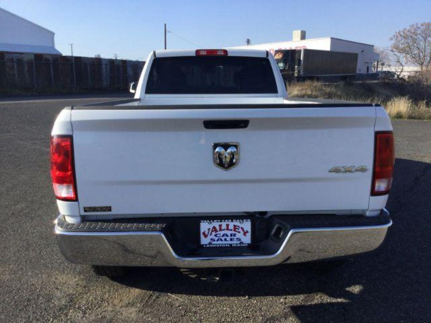 2018 Bright White Clear Coat /Black/Diesel Gray, cloth RAM 3500 Tradesman Crew Cab 4WD (3C63R3GL4JG) with an 6.7L L6 OHV 24V TURBO DIESEL engine, 6-Speed Manual Transmission transmission, located at 1801 Main Street, Lewiston, 83501, (208) 743-9371, 46.417065, -117.004799 - Photo#8