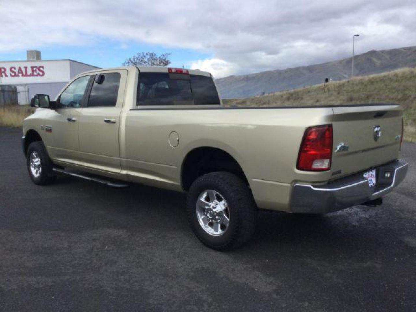 2011 WHITE GOLD /Light Pebble Beige/Bark Brown Cloth Interior RAM 2500 SLT Crew Cab LWB 4WD (3D7UT2CL4BG) with an 6.7L L6 OHV 24V TURBO DIESEL engine, 6-Speed Automatic transmission, located at 1801 Main Street, Lewiston, 83501, (208) 743-9371, 46.417065, -117.004799 - Photo#2