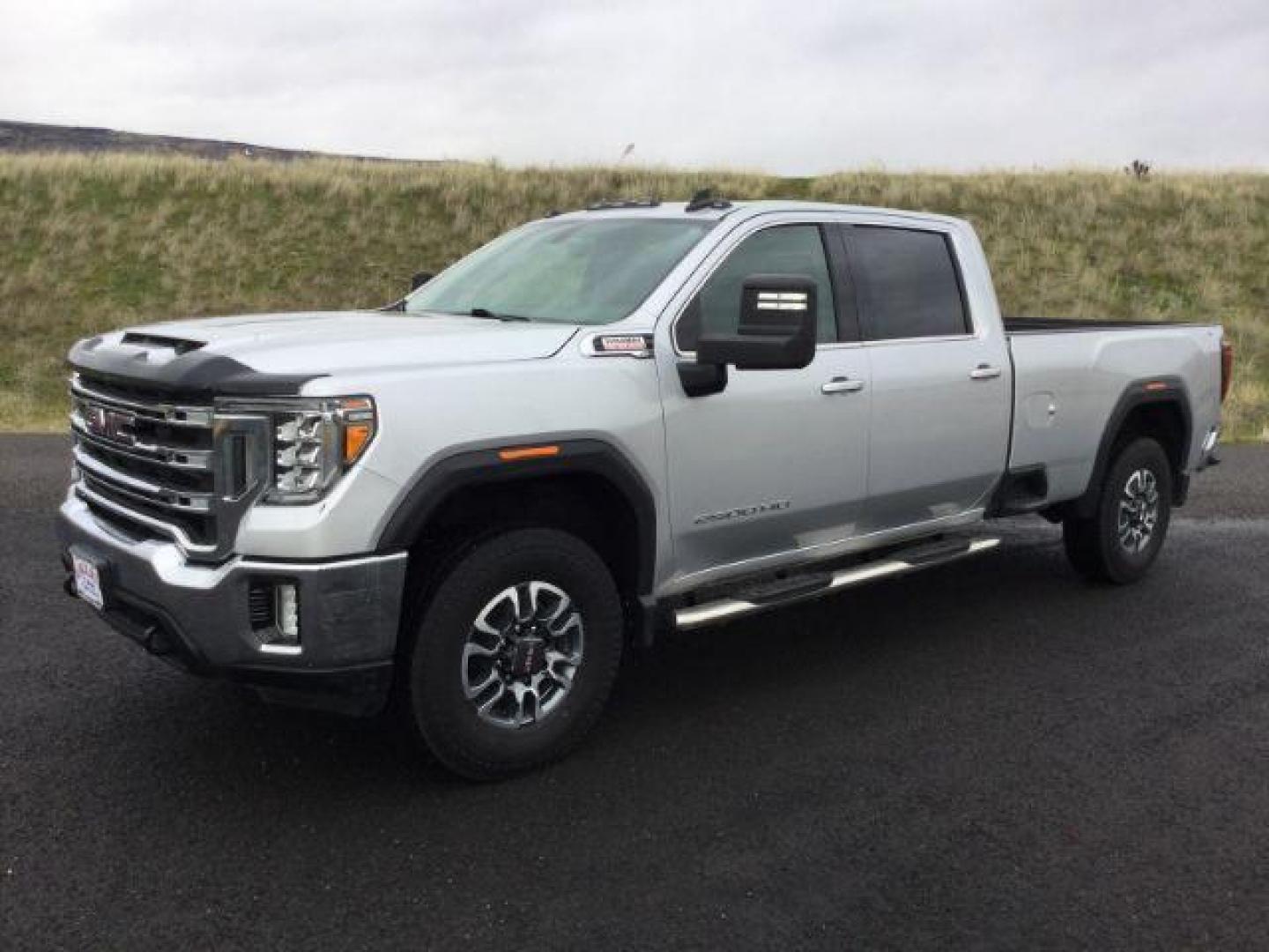 2021 Quicksilver Metallic /Jet Black GMC Sierra 2500HD SLE Crew Cab Long Box 4WD (1GT49MEY5MF) with an 6.6L V8 OHV 16 DIESEL engine, 10-speed automatic transmission, located at 1801 Main Street, Lewiston, 83501, (208) 743-9371, 46.417065, -117.004799 - Photo#0