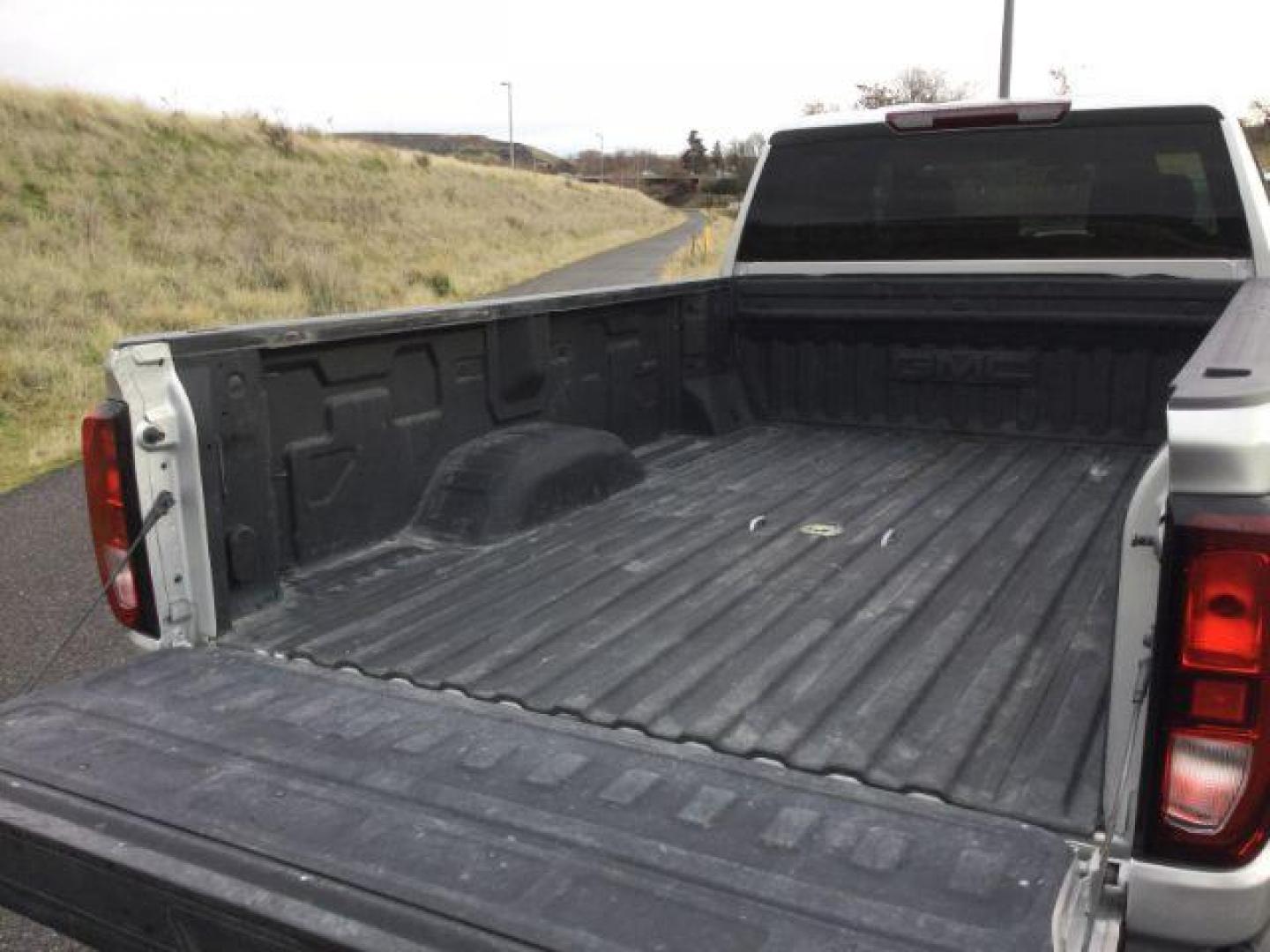 2021 Quicksilver Metallic /Jet Black GMC Sierra 2500HD SLE Crew Cab Long Box 4WD (1GT49MEY5MF) with an 6.6L V8 OHV 16 DIESEL engine, 10-speed automatic transmission, located at 1801 Main Street, Lewiston, 83501, (208) 743-9371, 46.417065, -117.004799 - Photo#12