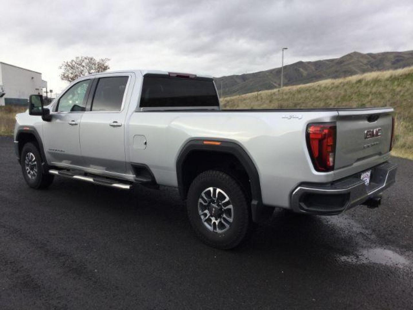 2021 Quicksilver Metallic /Jet Black GMC Sierra 2500HD SLE Crew Cab Long Box 4WD (1GT49MEY5MF) with an 6.6L V8 OHV 16 DIESEL engine, 10-speed automatic transmission, located at 1801 Main Street, Lewiston, 83501, (208) 743-9371, 46.417065, -117.004799 - Photo#2